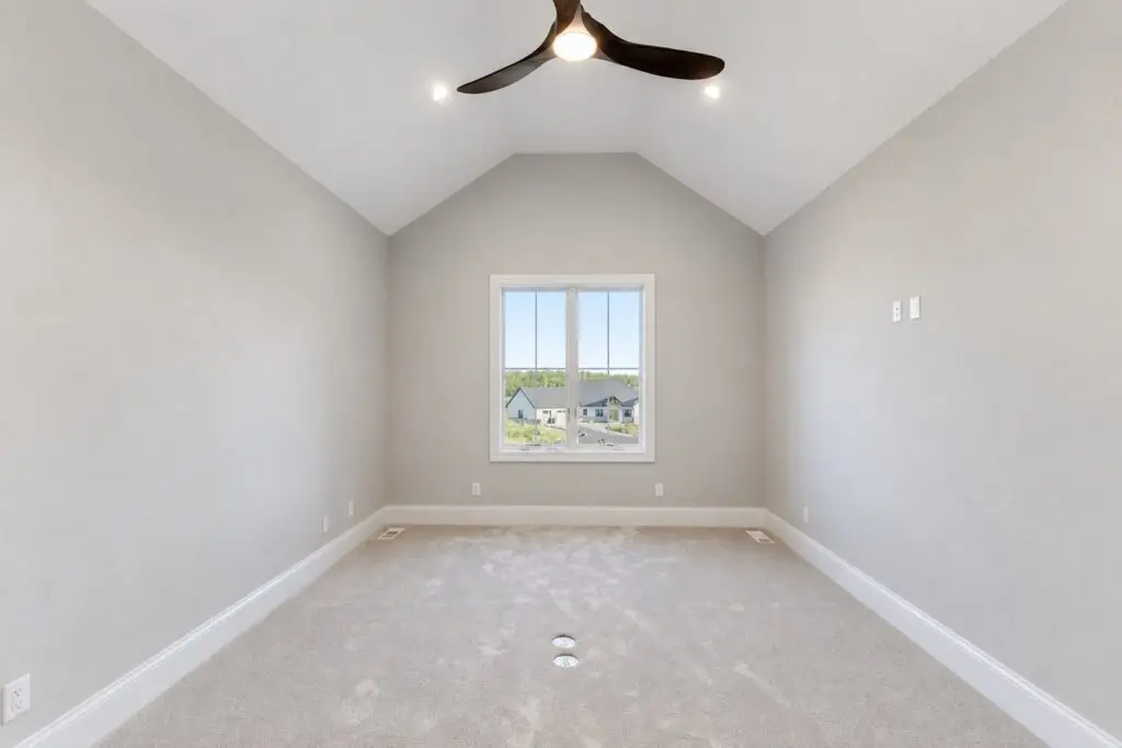 Bedroom with Kingfogl finishes