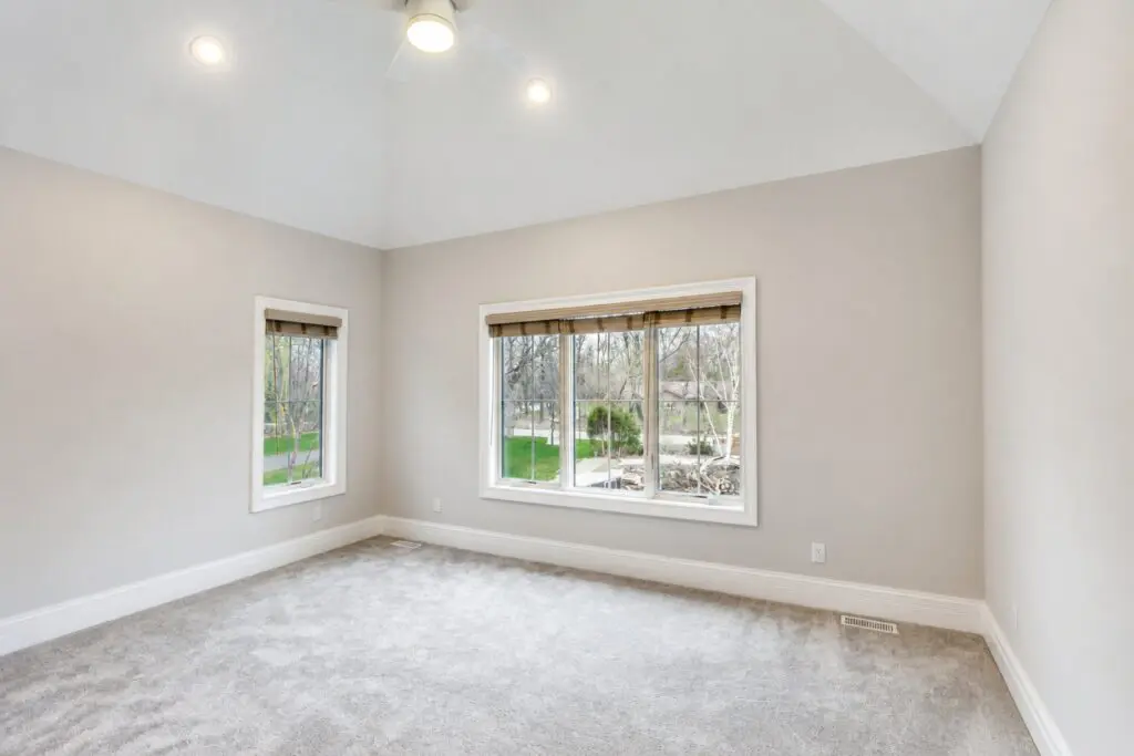 Bedroom with Kingfogl finishes
