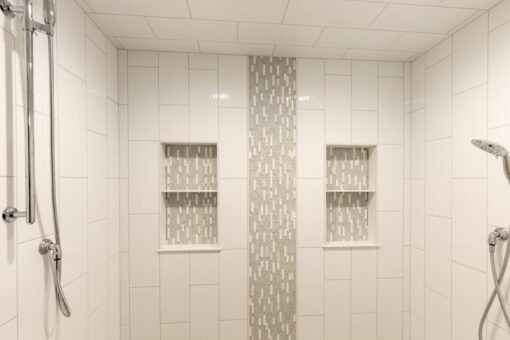 Woodland shower with mosaic stripe and niches