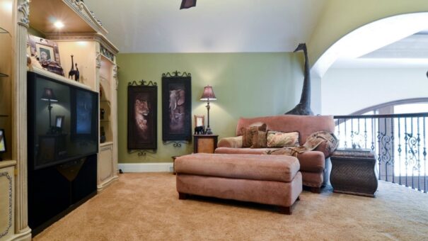Buckingham loft sitting area with chaise