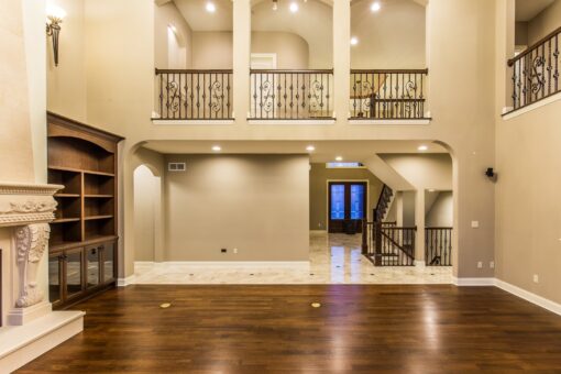 Kingfogl custom home great room with balcony overlook and built-in shelving