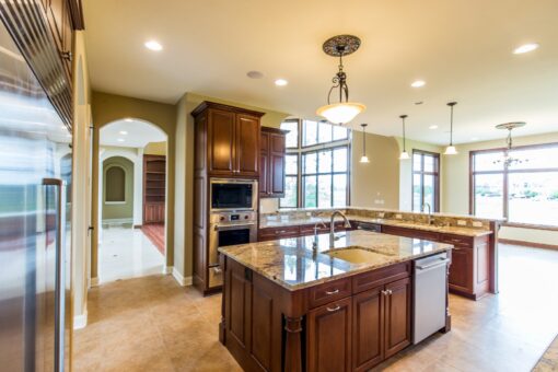 Richland kitchen island and breakfast area