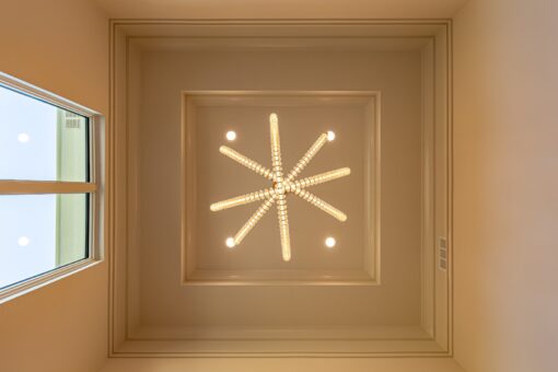 Carlisle lit tray ceiling with starburst chandelier