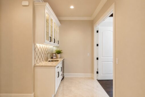 Prescott custom home in Mequon by Kingfogl – wet bar side view