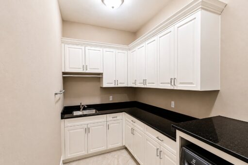 Saddlebrook custom home in Mequon by Kingfogl – laundry room