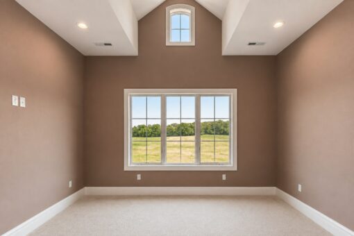 Ridge bedroom with vaulted ceiling and arched window